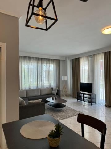Damian'S Cozy Pool Apartment Peraía 외부 사진